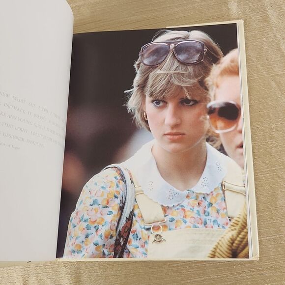 A Dress for Diana by Emanuel 1st Edition 2006 Hardback Book - Picture 5 of 11